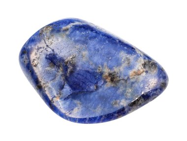Devrilmiş Sodalite mücevheri beyaza izole edilmiş.