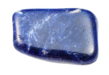 Devrilmiş Sodalite mücevheri beyaza izole edilmiş.