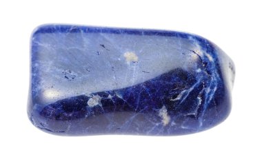 Beyaza izole edilmiş cilalanmış Sodalite değerli taşı