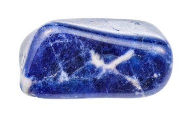 Devrilmiş Sodalite mücevheri beyaz üzerine izole edilmiş.