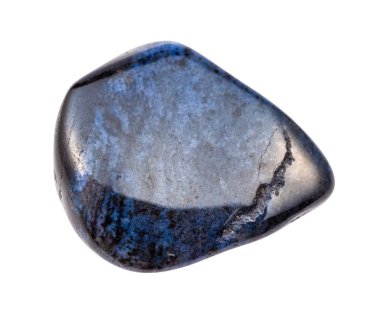 Çökmüş Dumortierite değerli taşı beyaza izole edilmiş.