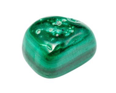 Devrilmiş Malachite mücevheri taşı beyaza izole edilmiş.