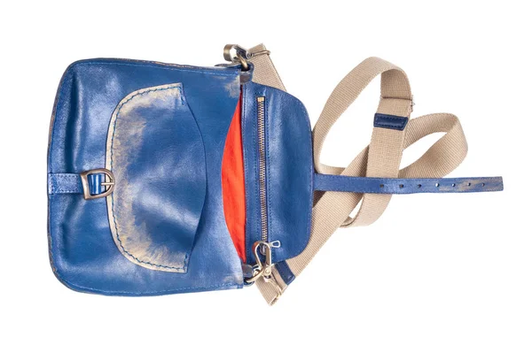 白い背景に隔離されたテキスタイルストラップ付きオープン空の青い革のハンドバッグ — ストック写真