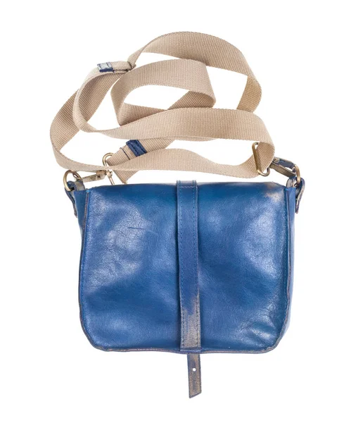 白い背景に隔離されたテキスタイルストラップ付きハンドメイドブルーレザーハンドバッグの裏側 — ストック写真