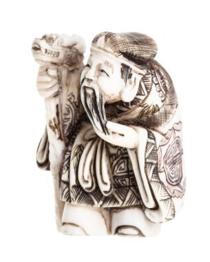 Antik Japon ağları. Beyaz arka planda fildişinden oyulmuş asası olan yaşlı bir adam.