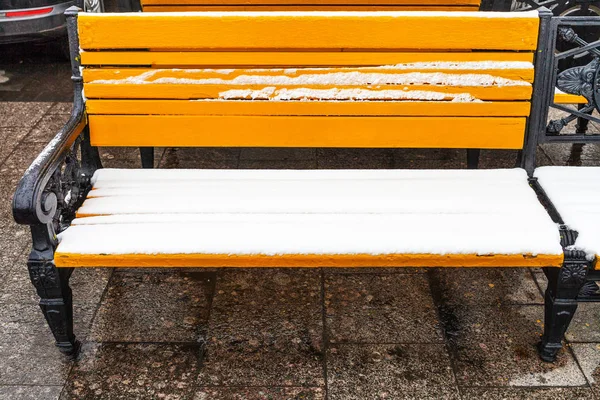 Vista Frontal Banco Madeira Amarelo Coberto Por Neve Praça Manezhnaya — Fotografia de Stock