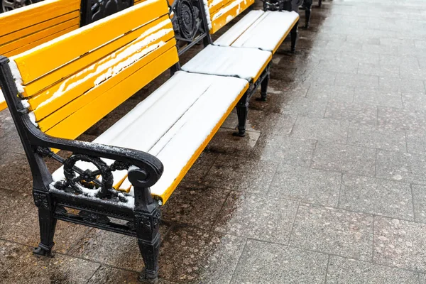 Banc Bois Jaune Recouvert Neige Sur Place Manezhnaya Moscou Hiver — Photo