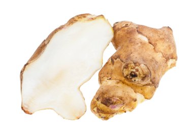 Beyaz arkaplanda yarım tüp ham Kudüs enginarı (güneş kökü) izole edilmiş.