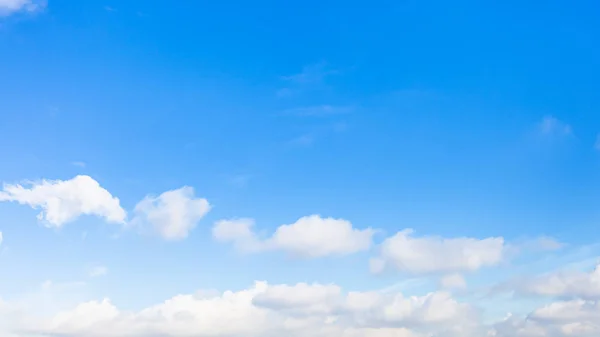 在阳光明媚的冬日 蓝天上的一串小云的全景 — 图库照片