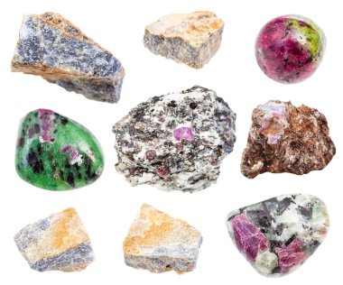 Beyaz arka planda izole edilmiş çeşitli Corundum kaya ve yakut kristalleri