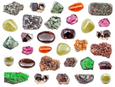 Beyaz arkaplanda izole edilmiş çeşitli Garnet değerli taşları.