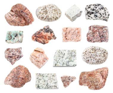 Beyaz arka planda izole edilmiş çeşitli granit kayalar.