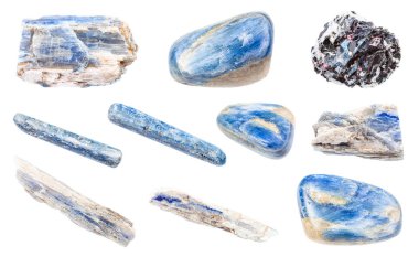 Beyaz arkaplanda izole edilmiş çeşitli Kyanite değerli taşları.
