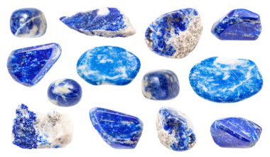 Beyaz arkaplanda izole edilmiş çeşitli Lazurit (Lapis lazuli) değerli taşları