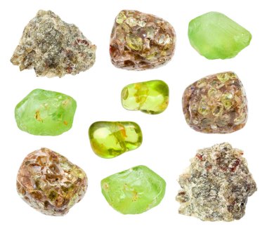 Beyaz arkaplanda izole edilmiş çeşitli Chrysolite (Olivine, Peridot) değerli taşları kümesi