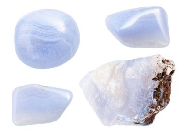 Beyaz zemin üzerinde izole edilmiş bir takım Sapphirine (Mavi Dantel Agate, Chalcedony) değerli taşları