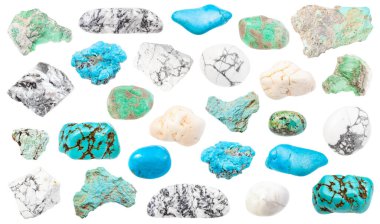 Turkuaz ve doğal taklit değerli taşlar (Magnesite, Howlite, Turkuenite, Variscite) beyaz arka planda izole edilmiştir.