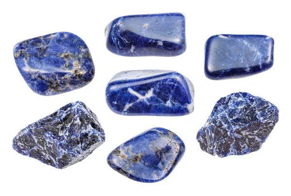 Beyaz arka planda izole edilmiş çeşitli Sodalite değerli taşları.