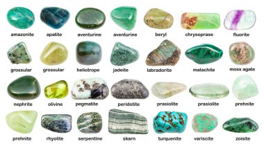 İsimleri olan çeşitli yeşil değerli taşların kolajı (malakit, grasnite, chrysoprase, skarn, grossular, prasiolite, apatit, turkuenit, bperidot, jadeite, nephrite, peridotite, etc) beyaz üzerinde izole edilmiştir.