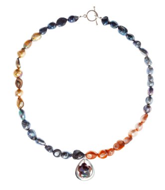 Renkli nehir incilerinden el yapımı kolye ve beyaz arka planda izole edilmiş kolye.