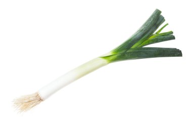 Beyaz arkaplanda izole edilmiş kökleri olan olgun pırasa