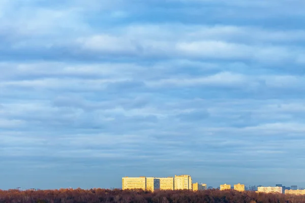 Donkerblauwe Wolken Boven Groot Appartementenhuis Stadspark Moskou Stad Bij Zonsondergang — Stockfoto