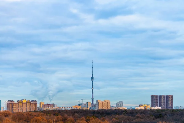 Powyżej Widok Domów Apartamentowych Wieży Telewizyjnej Pod Błękitnym Zachmurzonym Niebem — Zdjęcie stockowe