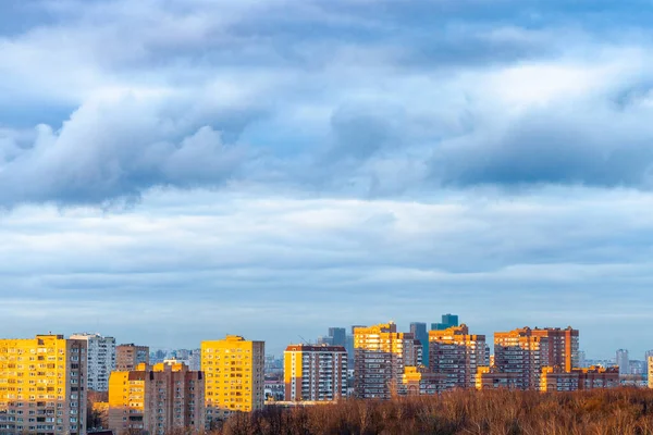 Donkerblauwe Wolken Boven Appartementenhuizen Moskou Stad Lente Schemering — Stockfoto