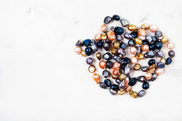 Aggrovigliato Mano Artigianale Collana Varie Perle Del Fiume Sfondo Grigio — Foto Stock