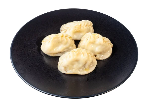 用白色底色隔离的黑盘上烹调的汤圆 土耳其菜中的饺子类型 — 图库照片