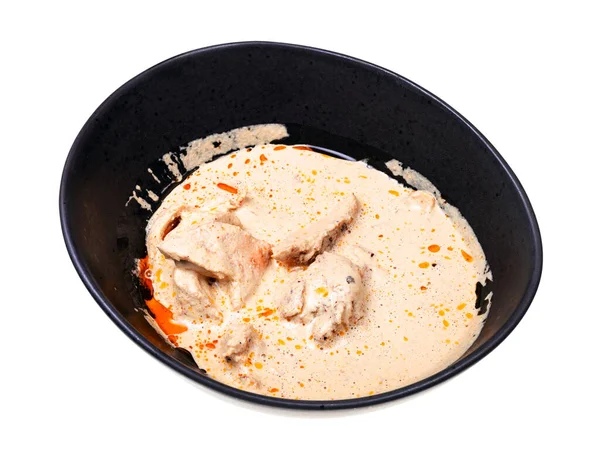 美味佳肴 白背景下分离的黑碗中的Satsivi 胡桃酱鸡肉中的辣冷开胃菜 — 图库照片