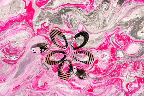 Αφηρημένη Ζωγραφική Bugles Ροή Ροζ Και Ασημί Ακρυλικά Χρώματα — Φωτογραφία Αρχείου