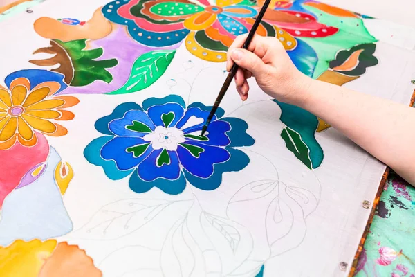 Rzemieślnik Maluje Kwiatowy Wzór Białym Jedwabnym Płótnie Drewnianej Ramie Technice — Zdjęcie stockowe