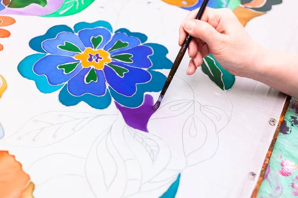 Malarz Maluje Kwiatowy Wzór Białym Jedwabnym Płótnie Drewnianej Ramie Technice — Zdjęcie stockowe