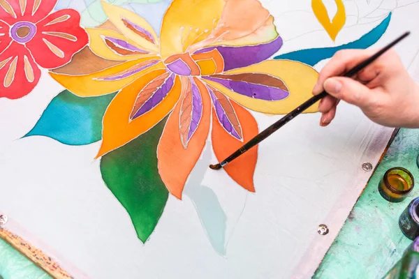 Pintor Desenha Padrão Floral Tela Seda Branca Moldura Madeira Técnica — Fotografia de Stock