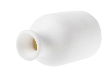 Beyaz arkaplanda izole edilmiş aromatik yağ için boş beyaz seramik şişe