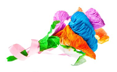 Beyaz arka planda pembe kurdeleli krep kağıdından yapılmış el yapımı çok renkli bir çiçek.