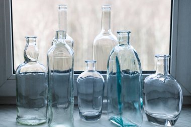 Pencere kenarında boş sarhoş şişeler var.