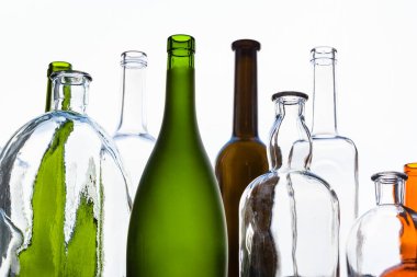 çeşitli boş şişeler ve gri gökyüzü manzarası arka planda ev penceresi olarak düşünüldü