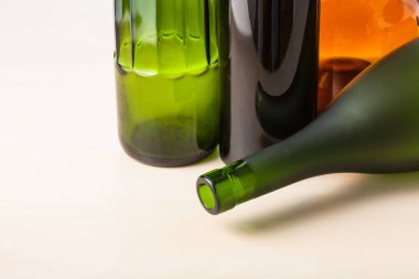 Tahtada dört boş şarap şişesi