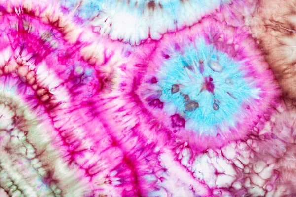 絹の頭のスカーフで手描きの絞り染めバティック技術の抽象的な明るいパターンの一部 — ストック写真