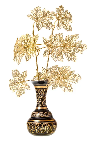 白い背景に孤立した真鍮製のインドの花瓶に木のプラスチック製の小枝 — ストック写真