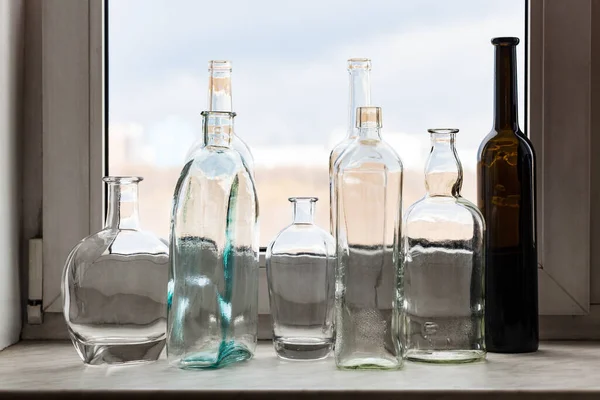 Viele Leere Besoffene Flaschen Auf Fensterbank Und Blick Auf Den — Stockfoto