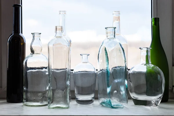 Viele Leere Flaschen Auf Dem Fensterbrett Und Blick Auf Den — Stockfoto