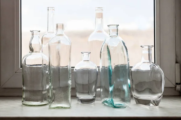 Muchas Botellas Borrachas Vacías Alféizar Ventana Casa Soleado Día Primavera —  Fotos de Stock