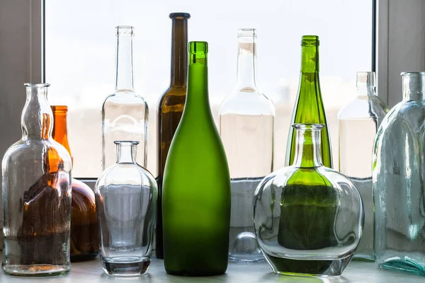 Varie Bottiglie Vuote Sul Davanzale Della Finestra Casa Nella Soleggiata — Foto Stock