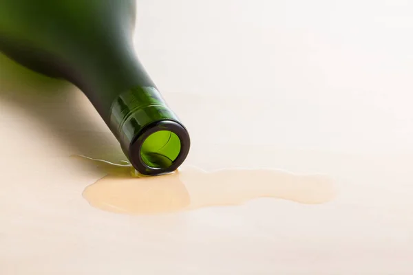 Rand Der Cognacflasche Verschütteter Flüssigkeit Auf Holztisch Großaufnahme — Stockfoto