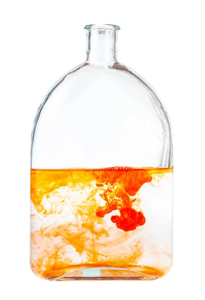 白い背景に隔離されたガラスフラスコ内の水に溶け込むオレンジ色 — ストック写真