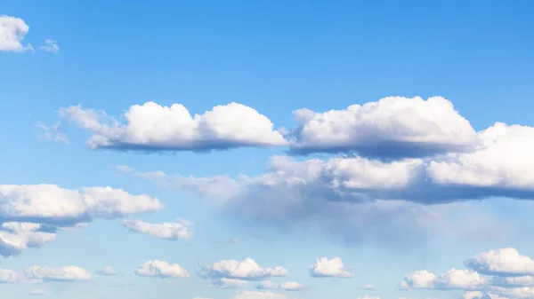 Fundo Panorâmico Nanural Muitas Pequenas Nuvens Cumulus Céu Azul Dia — Fotografia de Stock