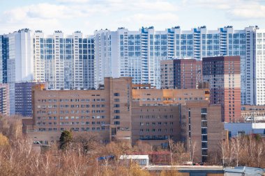 Güneşli Mart gününde Moskova 'da büyük apartman daireleri